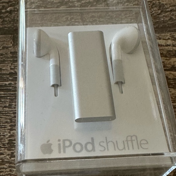 Apple iPod 3rd Generation 2gb Open Box Shuffle with New Accessories Silver